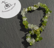Splitterarmband aus weißen und grünen Steinsplittern
