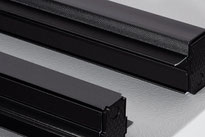 Magnetische Schienen für eine flexible, werkzeuglose Anpassung von LED-Lichtsystemen.