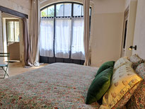 Un lit king size bien douillet, une baie vitrée lumineuse et un accès direct à la salle d'eau