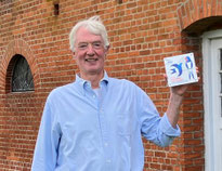 Herr Schlange vom Marienhof in Lehmkuhlen mit Plakette (Foto: NABU Preetz-Probstei))