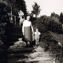 Mit Oma unterwegs - "Bleib immer schön an meiner Hand"