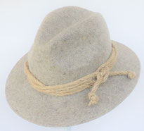 Der Murtalerhut ist ein stilvoller Hut aus anthrazit-meliertem Wollfilz, der aus hochwertiger Schafwolle gefertigt ist. Er wird mit einer Naturkordel verziert und ist ein zeitloses Accessoire für jeden Anlass. Die natürlichen Materialien sorgen für eine g