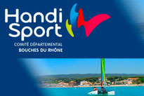 logo Handisport comité départemental des Bouches-du-Rhône - photo d'un catamaran sur l'eau