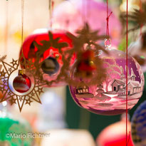 Christbaumkugeln auf dem Weihnachtsmarkt