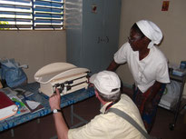 01-2014 - Remise d'un pèse-bébé à soeur Dispensaire d'Ekoulkouala Véronique au dispensaire d'Ekoulkouala 