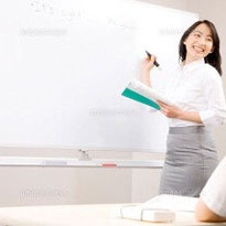 写真：講師がスクールで教えている様子です。