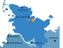 Landkarte in blautönen von Schleswig-Holstein mit Städten eingezeichnet. Standort Kiel in orange hervorgehoben