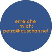 Blauer Button mit orangem Link: erreiche mich: petra@ouschan.net