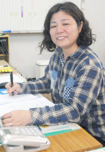 引きこもりなどの相談に応じる竹内相談員=5日午後、市立文化会館