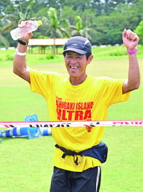 優勝した勝連三也さん=15日午後、サッカーパークあかんま