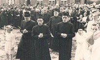 Zusammen mit Pfarrer Arnold (Mitte) wurden vor 50 Jahren Erhard Unterburger und Ludwig Bock zu Priestern geweiht. Foto: Arnold