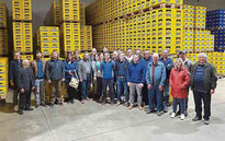 Mitglieder des Kirchenbauvereins und der FFW Spielberg besichtigten die Rhanerbrauerei. 