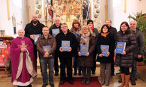 Pfarrer Arnold überreichte an die Kirchenhelfer die Bibeln. 