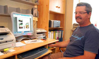 Alois Eiber gibt an seinem PC einen Überblick über das Buch zum Jubiläum. Foto: Hladik