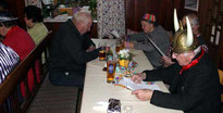 Pfarrer Raimund Arnold kam mit Wikinger-Helm.
