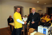 Kirchenpfleger Alois Eiber (l.) bedankte sich beim Referenten für den interessanten Vortrag. 