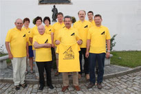 Gelbe T-Shirts fürs Jubiläum: Auch Pfarrer Raimund Arnold (4. v. l.) hat eins. 