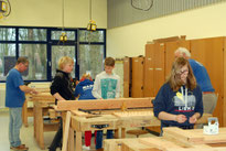 Bild: Emsig bauen Jugendliche aus der achten Klasse gemeinsam mit NABU-Ehrenamtlichen an den Hochbeeten. Bis Ende März müssen sie fertig sein.