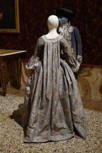 Robe à la Francaise museum display, back view of Watteau pleats, Museo di Palazzo Mocenigo, Venice. Photo: Epochs of Fashion