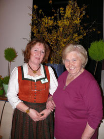 Kreisverbandsvorsitzende Luise Keller (rechts) mit Barbara Krasemann (links) vor dem geschmückten Podium