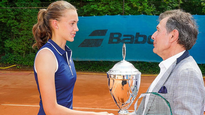 Francesca Parcelli bekam für ihren Sieg in Ludwigshafen von DTB-Vizepräsident Helmut Schmidbauer unter anderem einen großen Siegerpokal. (Foto: Harry Reis/DTB)
