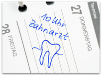 Immer mehr Eltern kommen mit ihren Kindern regelmäßig zur Prophylaxe in die Zahnarztpraxis (© Doc RaBe - Fotolia.com)