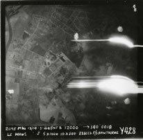"photographie aerienne alliee du bombardement gare de triage du mans 14 mars 1944".