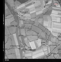 "Photographie aérienne du secteur du moulin des Belles Ouvrières et du château de Créans (Sarthe) prise le 6 juillet 1944 lors de la sortie de reconnaissance alliée US31-1067, la Sarthe sous l'Occupation"