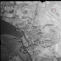 « Photographie aérienne du Lude et de son château prise le 9 août 1944 lors de la sortie de reconnaissance alliée US30-4509, après la libération de la Sarthe, la Sarthe sous l’Occupation ».