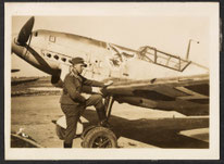 Soldat de la Luftwaffe devant un avion Messerschmitt 109 à l'aérodrome du Mans durant l'occupation - Crédit : AD72