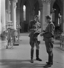 Le prince Franz von Sayn-Wittgenstein (à gauche) et Hans-Adalbert von Stockhausen (à droite) dans le déambulatoire de la cathédrale St-Julien (photo prise dans le cadre de la campagne photo en France occupée), avril, mai 1941 - Crédit : Hartwig Beseler