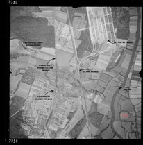 Le 6 juillet 1944, sortie US31/1067, les appareils de reconnaissance alliés photographient Thorée-les-Pins. Ce cliché témoigne des observations effectuées quelques semaines avant la libération – Archives US