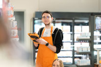 Bild von einem Studierenden der Regale einräumt