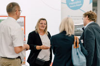 Bild von Leuten die sich untereinander unterhalten 