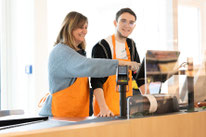 Hier sieht man wie einem Kollegen die Kasse bedient wird