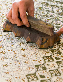 Impression d'un tissu avec un tampon de bois (la couleur verte est ajoutée au motif préalablement imprimé).