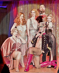 Die Besetzung vom "Burlesque Cocktail" im Oktober 2025, v.l.n.r.: Kinky Minsky, Ruby de Cadence, Joan J. Harlow, Vicomte Harbourg, Lloyd Whiskey, Miss Maeve