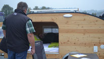 Probeliegen im Mini Caravan