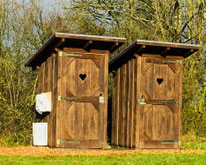 Holzhäuschen als Toilette oder Dusche