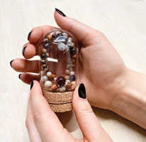 Mooie sieraden met natuursteen en een kolibrie 