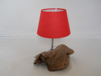 Selbstgemachte Tischlampe aus Schwemmholz mit einem roten Lampenschirm
