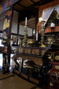 堂内須弥壇の前置には螺鈿細工が施されている 明治45 年(1912)、伊手村の遠藤善三郎によるもの