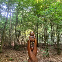 Die Holzstatue am Andachtsplatz im FriedWald Südharz bei Bad Sachsa