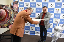 KADOMA ART FESコンクール展初代グランプリ授賞式　2022年2月 　　　　門真市長室にて　審査委員長賞（グランプリに該当）授与 　　　　　審査委員長：世界の海洋堂名物オーナー宮脇修一氏（通称センム）  フィギア界の巨人