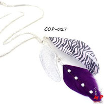 Collier à pendentifs plumes violette, zébrée et à paillettes argentées
