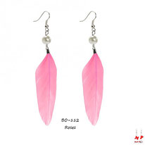 Boucles d'oreilles plumes roses pendantes et perles nacrées