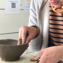 岐阜県大垣市にある夢現窯は、お手軽な費用でろくろ体験を通じて楽しいものづくり体験ができるハンドメイド教室です。初心者でも簡単に、子どもから大人・高齢者まで親子やご家族で習い事として楽しみながら手作りの陶器作品を作れます。おしゃれな箸置き・植木鉢や表札作りがおすすめ、記念日のギフトや両親への贈り物・プレゼントに人気です。貸切でのろくろ体験や出張での陶器作りもできます。