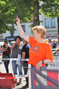 Ramona Roggan, vom Hauptsponsor Raiffeisen-Volksbank Oder Spree, gab des Startschuss über 5 und 10 km.