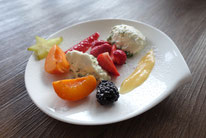 Weiße Schokolade Mousse Basilikum Fruchtsalat Mädchenvöllerei Pi mal Butter Food Blog Saarland Kochen Rezepte Cooking Cook