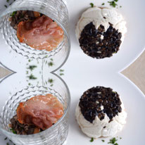 Ziegenkäse-Mousse mit Oliven und Pilztatar mit Parma-Chips Pi mal Butter Mädchenvöllerei